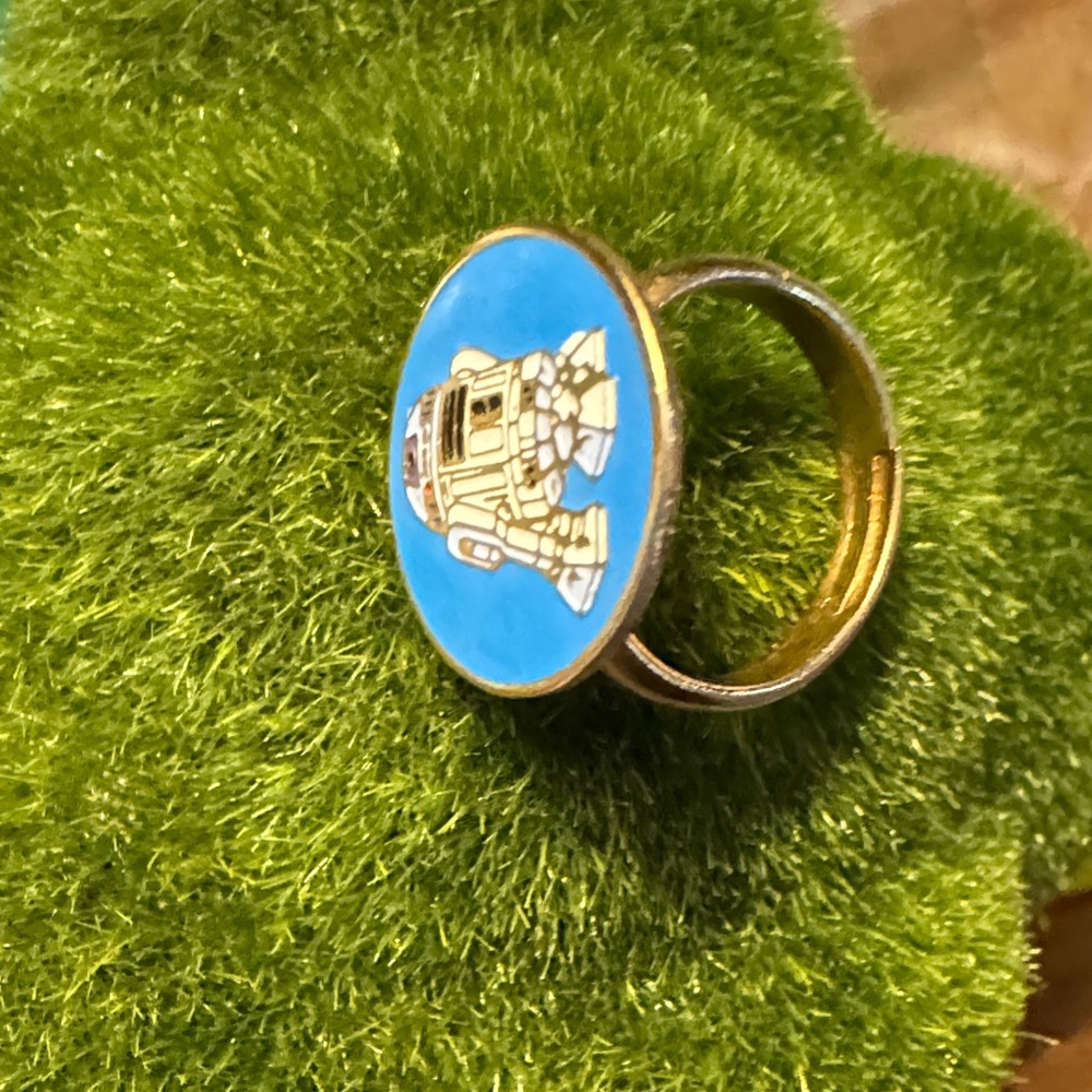 R2D2 ring and necklace. Ring is about a size 5 adjustable vintage Star Wars 1980